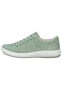 Zapatillas de ante verde con un perfil bajo, puntera redonda, seis ojales y una suela de goma blanca texturizada. Presenta sutiles acentos de costura.