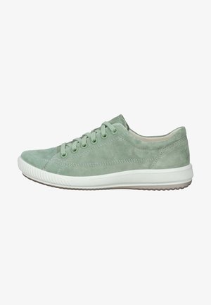 Grüne Wildleder-Sneaker mit niedrigem Profil, runder Spitze, sechs Ösen und einer strukturierten weißen Gummisohle. Verfügt über dezente Nahtakzente.