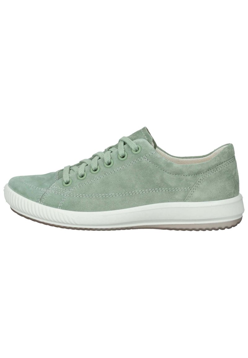 Zapatillas de ante verde con un perfil bajo, puntera redonda, seis ojales y una suela de goma blanca texturizada. Presenta sutiles acentos de costura.