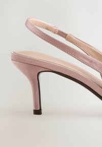 Rosa Satinslingback mit hohem, schmalem Absatz und ledergefüttertem Riemen mit elastischem Einsatz für sicheren Halt.