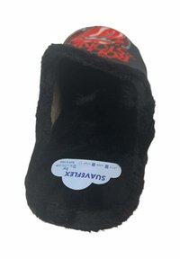 Zapatilla de casa negra y suave con punta redonda, que presenta un logo rojo y negro en la parte superior. Textura suave, etiquetada con los detalles de tallas en la suela.