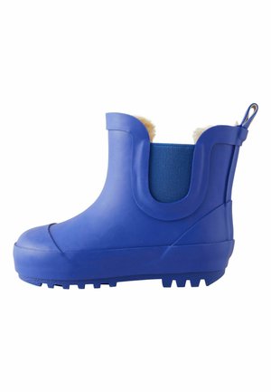 Niebieski wodoodporny but za kostkę z grubą podeszwą, elastycznym panelem bocznym, pętelką do ściągania i białą puszystą wyściółką widoczną na górze.