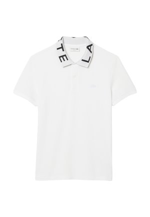 Camisa polo blanca con cuello de marca en blanco y negro. Presenta mangas cortas y un pequeño logo en el área del pecho izquierdo.