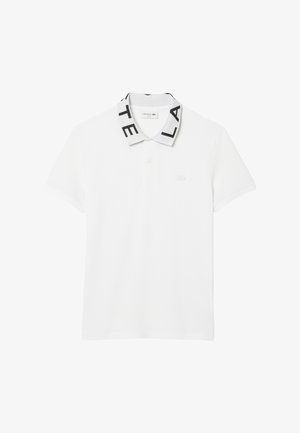 Weißes Polo-Shirt mit einem schwarz-weißen Markenkragen. Hat kurze Ärmel und ein kleines Logo auf der linken Brustseite.