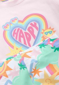 Pastel roosa T-särk, millel on värviline südame graafika sõnaga "HAPPY", kaunistatud vikerkaare ja päikese illustratsioonidega. Pehme puuvillane materjal.