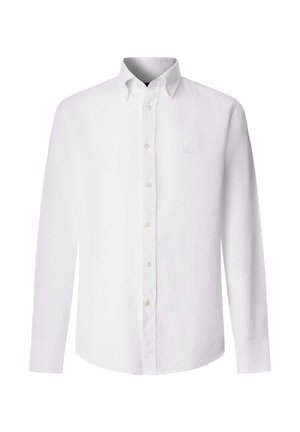 Camisa blanca de manga larga con botones y cuello abotonado, con un logo bordado sutil en el pecho izquierdo.