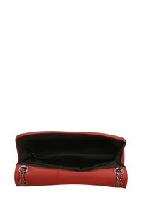 Clutch handbag in pelle rossa con tasca con zip, texture liscia, hardware in argento e un ampio interno. Il design aperto mostra l'interno.