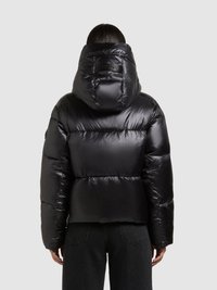 Zwarte pufferjas met een hoge, afgeronde capuchon, glanzende afwerking en horizontale stiksels. Voorzien van een logopatch aan de achterkant.