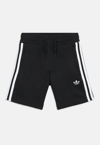 Μαύρο αθλητικό σορτς με λευκές ρίγες στο πλάι, ελαστική μέση, κορδόνι και ένα μικρό κεντημένο λογότυπο στην κάτω αριστερή πλευρά.