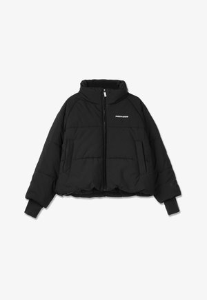Černá zkrácená puffer bunda s vysokým límcem, předním zipem a dvojitými bočními kapsami; má žebrované manžety a vytištěné logo na hrudi.