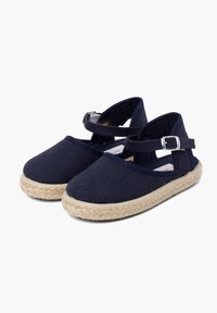 Espadrillas in tela blu navy con punta arrotondata, cinghie alla caviglia e suola in corda di juta. Presentano un interno imbottito per il massimo comfort.