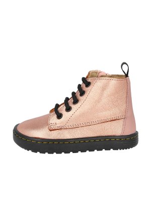 Botín de piel metálica rosa con cordones negros, puntera redonda, costuras amarillas y una superficie texturizada. Suela de goma negra con una pestaña en el talón.