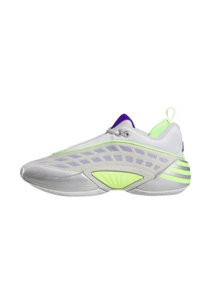Low-Top-Sportschuh mit weißem und hellgrauem Mesh-Obermaterial, neongrünen Akzenten, violetter Zunge und weißer strukturierter Sohle, seitlich betrachtet.