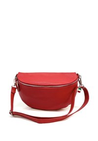 Sac à main en cuir rouge avec une forme arrondie, fermeture éclair et bandoulière réglable. Présente un petit accent en forme de drapeau italien. Fini texturé.