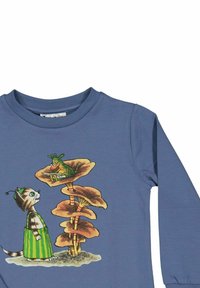 Blå långärmad skjorta med en tecknad bild av en katt i en grön klänning som tittar på en grön skapelse som läser en bok på stora bruna svampar.