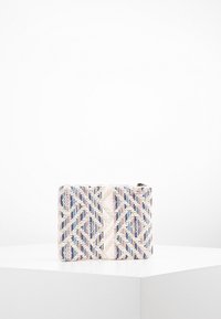 Pochette tissée en blanc, bleu et rose. Présente des motifs géométriques et une fermeture éclair, avec un tissu texturé pour une meilleure prise en main.