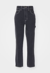 Jeans de mezclilla negra con cintura alta, corte recto, costuras en contraste, bolsillos frontales y un bolsillo lateral de utilidad.