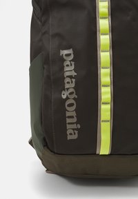 Patagonia BLACK HOLE UNISEX - Ryggsäck - pine needle green
