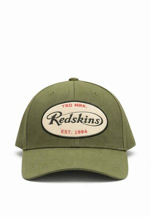 Casquette de baseball vert olive avec un patch ovale blanc à l'avant indiquant "TRD MRK. Redskins EST. 1984" en texte noir et rouge.