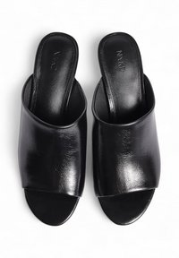 Sandalias deslizantes negras con un upper de cuero liso y brillante y punta abierta. Diseño redondeado con una tira ancha que cruza el pie para mayor comodidad.