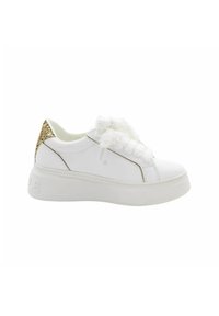 Sneaker bianco con lacci bianchi morbidi, accentuazione dorata glitter sul tallone, tomaia in sintetico liscio, suola in gomma bianca spessa, design minimalista.