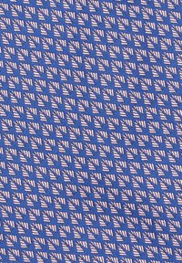 Tekstylia z niebieskim tłem z powtarzającym się geometrycznym wzorem w jasnoróżowym kolorze, przypominającym stylizowane liście lub muszle. Miękka tekstura.