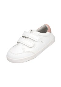 Zapatilla blanca con dos correas de Velcro, parte superior de sintético liso, detalles perforados a los lados y un suave acento de ante rosa en el talón.