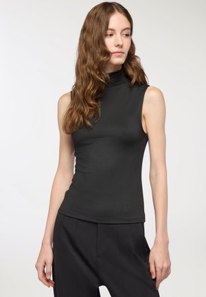 Top senza maniche nero a collo alto realizzato in un tessuto liscio e elasticizzato, caratterizzato da un design aderente e un collo alto.