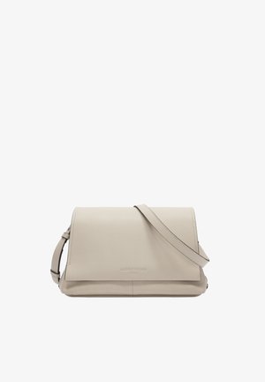 Beżowa skórzana torba na ramię z klapką, regulowanym paskiem na ramię oraz subtelnym wytłoczonym logo marki z przodu.