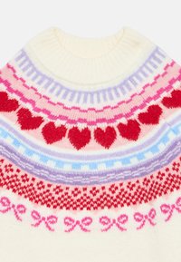 Pletena džemper s krem bazom i višebojnim grafičkim uzorcima u obliku srca i mašnica, naglašen rebrastim izrezom na vratu.