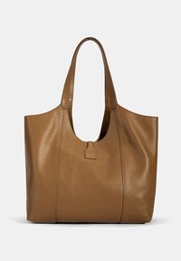 Tan leren schoudertas met een gladde textuur, brede open top en twee stevige schouderbanden. Kenmerkend is het centrale labeldetail.