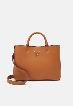 Sac à main en cuir fauve avec poignées supérieures, bandoulière amovible et petit logo triangulaire en métal Guess au centre avant.