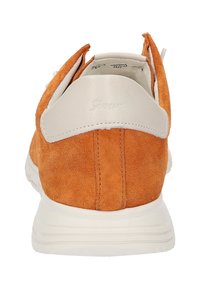 Orange Wildleder-Sneaker mit weichem weißen Leder-Heel-Counter, runder Zehenform und strukturierten Akzenten. Mit gepolsterter Sohle für Komfort.