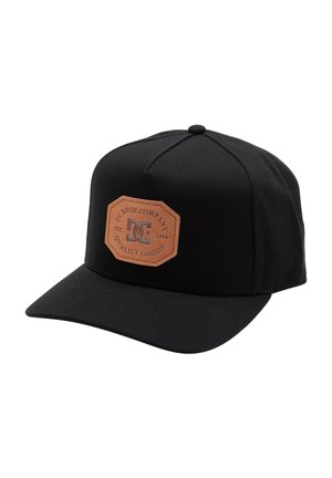 Zwarte pet met een platte rand, voorzien van een tan leren patch met reliëfbranding. Gemaakt van stof met een gladde textuur.