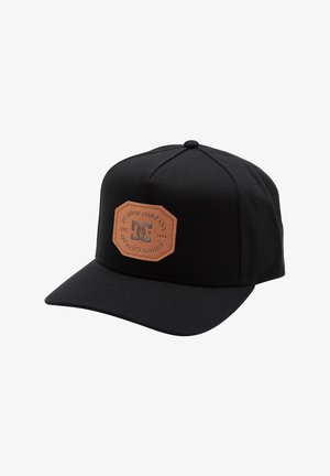 Zwarte pet met een platte rand, voorzien van een tan leren patch met reliëfbranding. Gemaakt van stof met een gladde textuur.