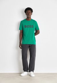 BOSS THINKING - Marškinėliai su spaudiniu - dark green