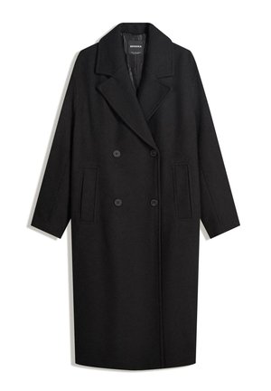 Cappotto di lana nera con chiusura doppiopetto, ampi risvolti, due tasche anteriori e maniche a tre quarti. Texture liscia.