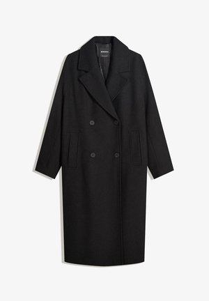 Cappotto di lana nera con chiusura doppiopetto, ampi risvolti, due tasche anteriori e maniche a tre quarti. Texture liscia.