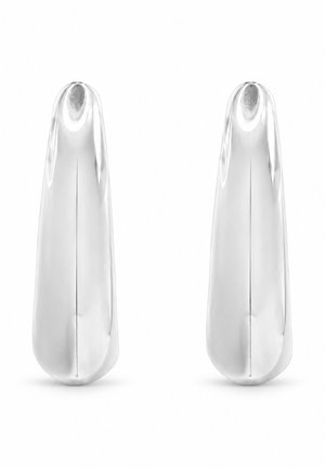Paire de boucles d’oreilles goutte allongées et lisses en argent avec un design effilé légèrement courbé et des surfaces polies réfléchissantes.