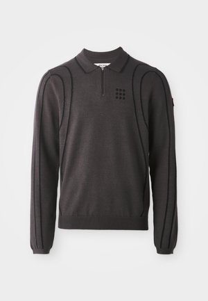 Mørkegrå pullover sweater med en lynlås krave, ribbet kant og strukturerede side sømme. Har et mønster af prikker på brystet.