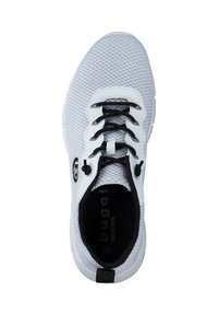 Chaussure de sport blanche avec une tige en mesh respirant, des lacets noirs et une doublure intérieure noire. Présente un logo sur le côté et une semelle texturée.