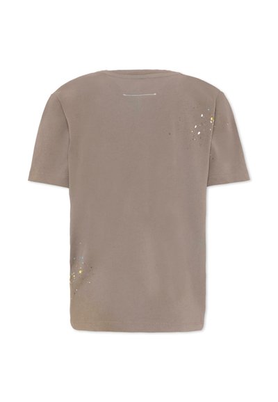 T-shirt taupe a maniche corte con piccole macchie di vernice gialle, bianche e blu sparse sulla parte superiore destra e sulla parte inferiore sinistra della schiena.