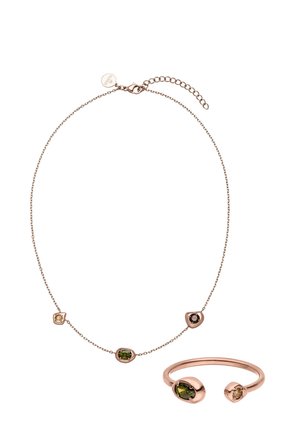Halskette aus Roségold mit drei kleinen Steinen in verschiedenen Farben und einem offenen Roségoldring mit zwei Steinen, die zur Halskette passen.