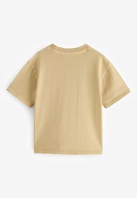 Kortärmad, beige t-shirt med ribbad textur, rund halsringning och inga synliga grafik eller mönster. Enklare bakvy.