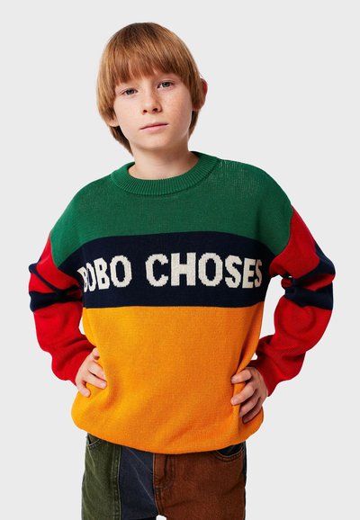 Wielokolorowy sweter z dzianiny, z zielonymi, czerwonymi, granatowymi i pomarańczowymi paskami oraz napisem "BOBO CHOSES" w białym kolorze. Standardowy okrągły dekolt.