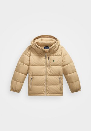 Beige Daunenjacke mit Kapuze, Reißverschluss und zwei Vorderaschen. Hergestellt aus glattem, gepolstertem Material mit einem kleinen Logo auf der Brust.