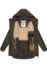 Giacca impermeabile verde con interni foderati in pile, dettagli arancioni e fodera nera a fantasia. Presenta numerose tasche e cappuccio.