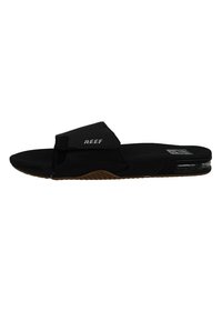 Sandales noires à glissière avec une large sangle, un design perforé et une semelle en caoutchouc avec un amortisseur d'air transparent et un traitement brun.