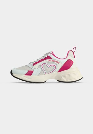 Baskets blanches et roses Love Moschino avec détail cœur, semelle épaisse, lacets à l'avant et logo de la marque sur le côté.