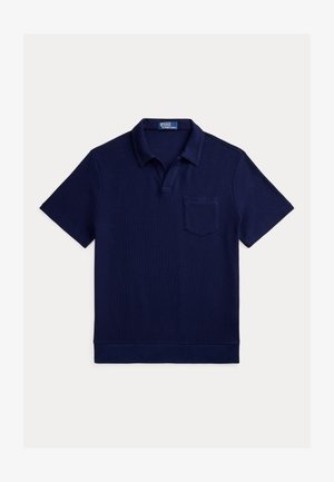 Marineblå kortermet pikéskjorte med krage og brystlomme, lagt flatt på hvit bakgrunn.